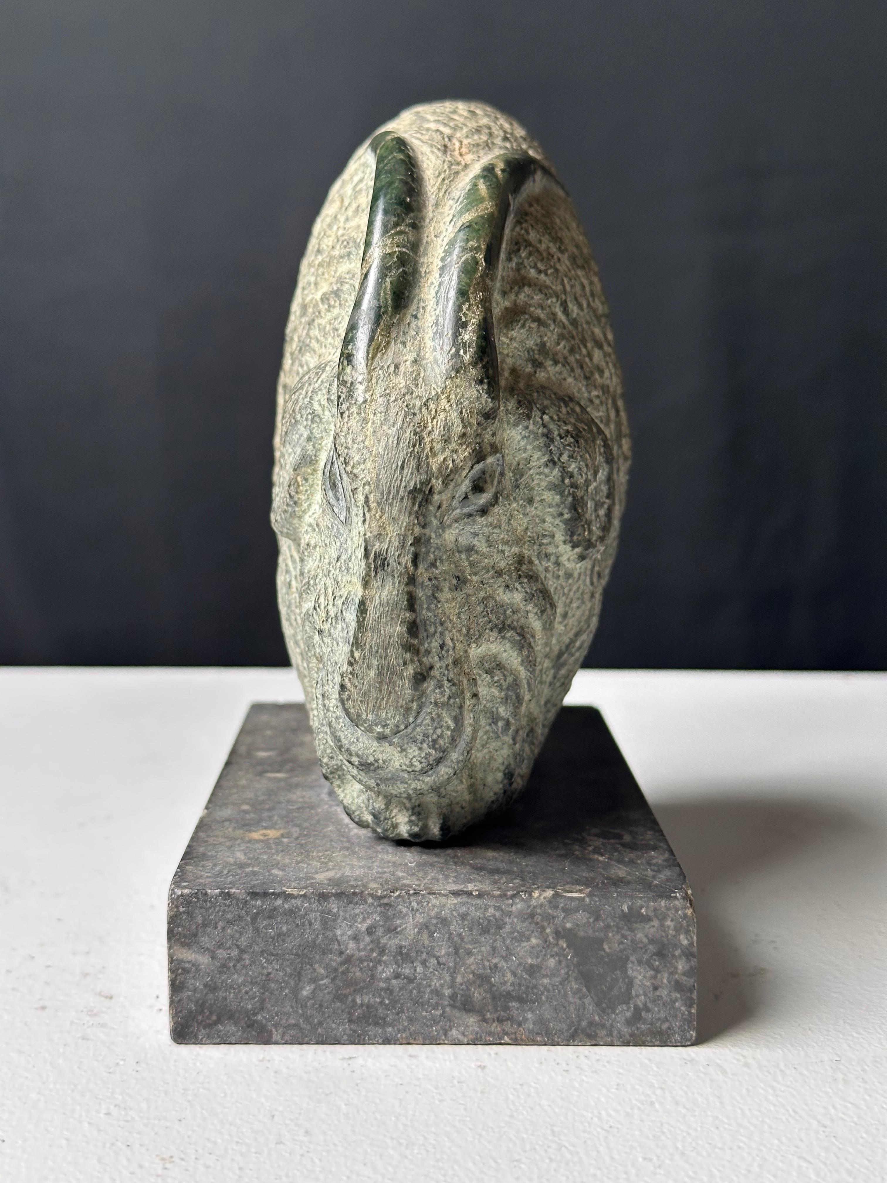 Mark Morrison (1895-1964)

Cabra montés, hacia 1950.

Granito tallado.

6,25