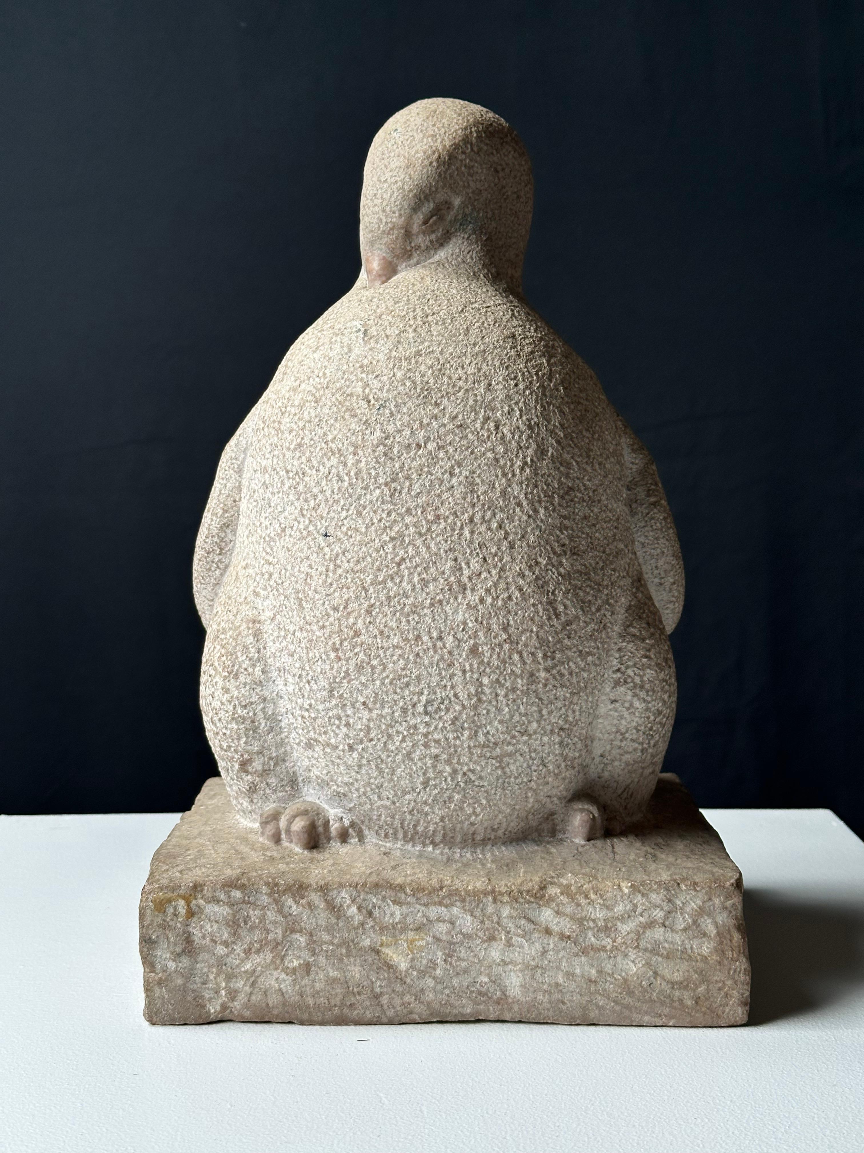 Pingüino Joven - Sculpture Realista de Mark Morrison