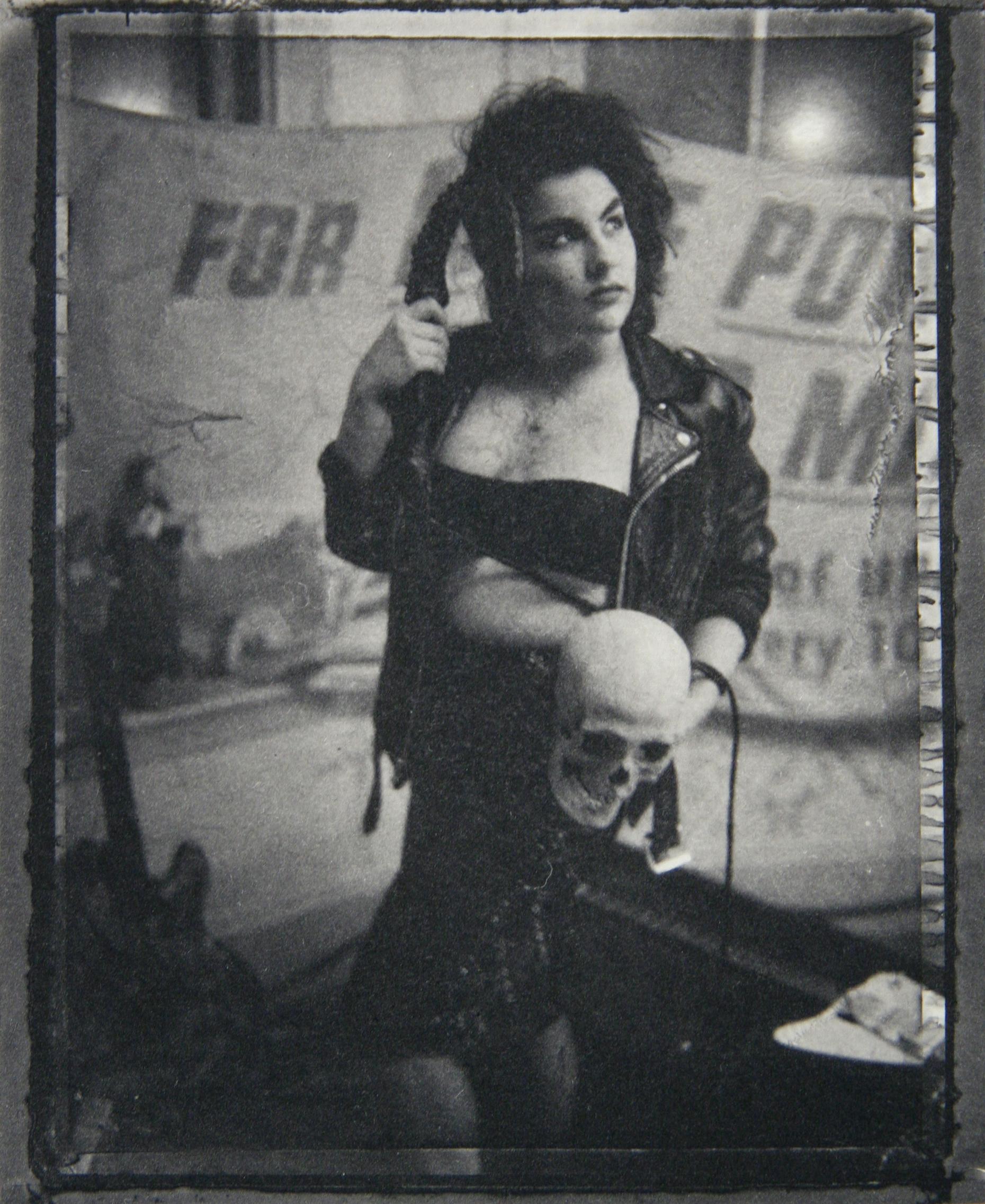 Ohne Titel (Lady Hamlet), Schwarz-Weiß-Porträtfotografie von Mark Morrisroe im Angebot 1