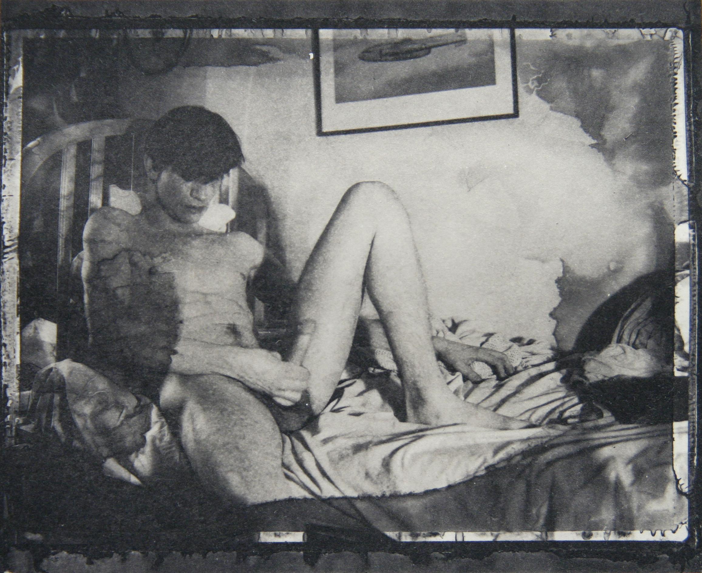 Ein schwarz-weißes Selbstporträt von Mark Morrisroe bei der Masturbation,

Ohne Titel (Selbstporträt)
1984/1996

Verso mit Bleistift editiert

Fotogravüre (Auflage von 46)

16 x 11 Zoll, Blatt
3,25 x 4,25 Zoll, Platte

Preis auf Anfrage in der