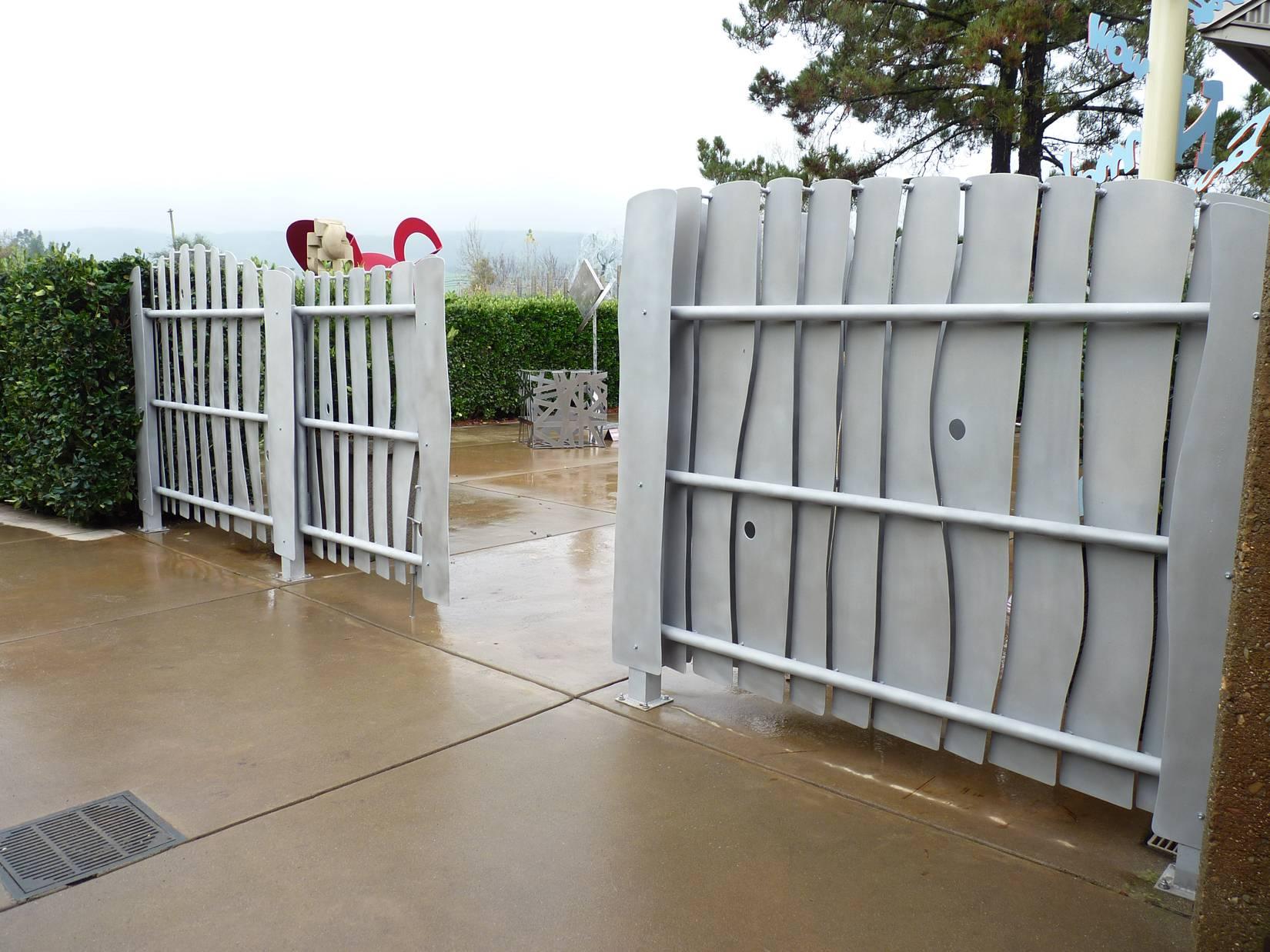 Mark Oldland Modern Aluminum Louvered Gate In Good Condition For Sale In Glen Ellen , CA