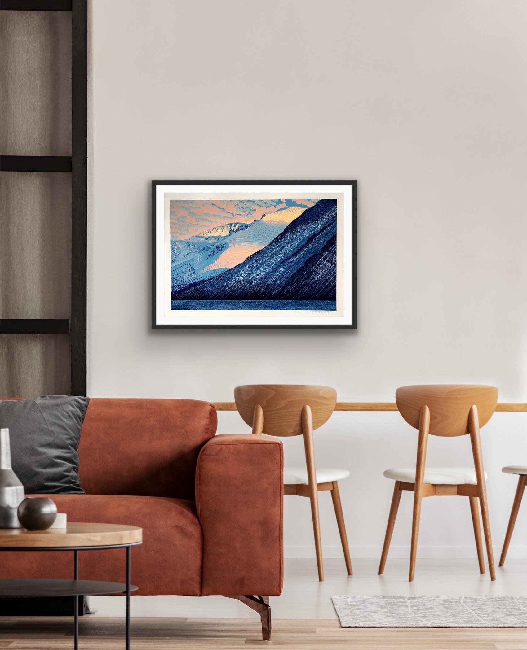 Sol en los Scafells, Distrito de los Lagos, Linoimpresión, Paisaje contemporáneo Arte de la naturaleza - Print de Mark Pearce