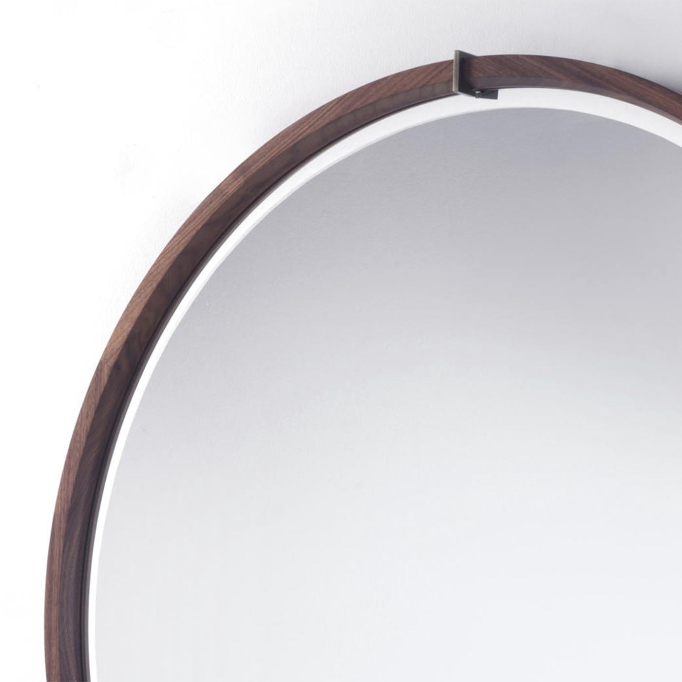Miroir Mark Round avec cadre rond en bois de noyer massif
avec 3 inserts en laiton massif bronzé brossé. Avec rond
verre miroir biseauté.