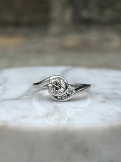 Mark Schneider Anillo de compromiso de diamante redondo de 0,78 TCW en paladio de forma libre y bypass