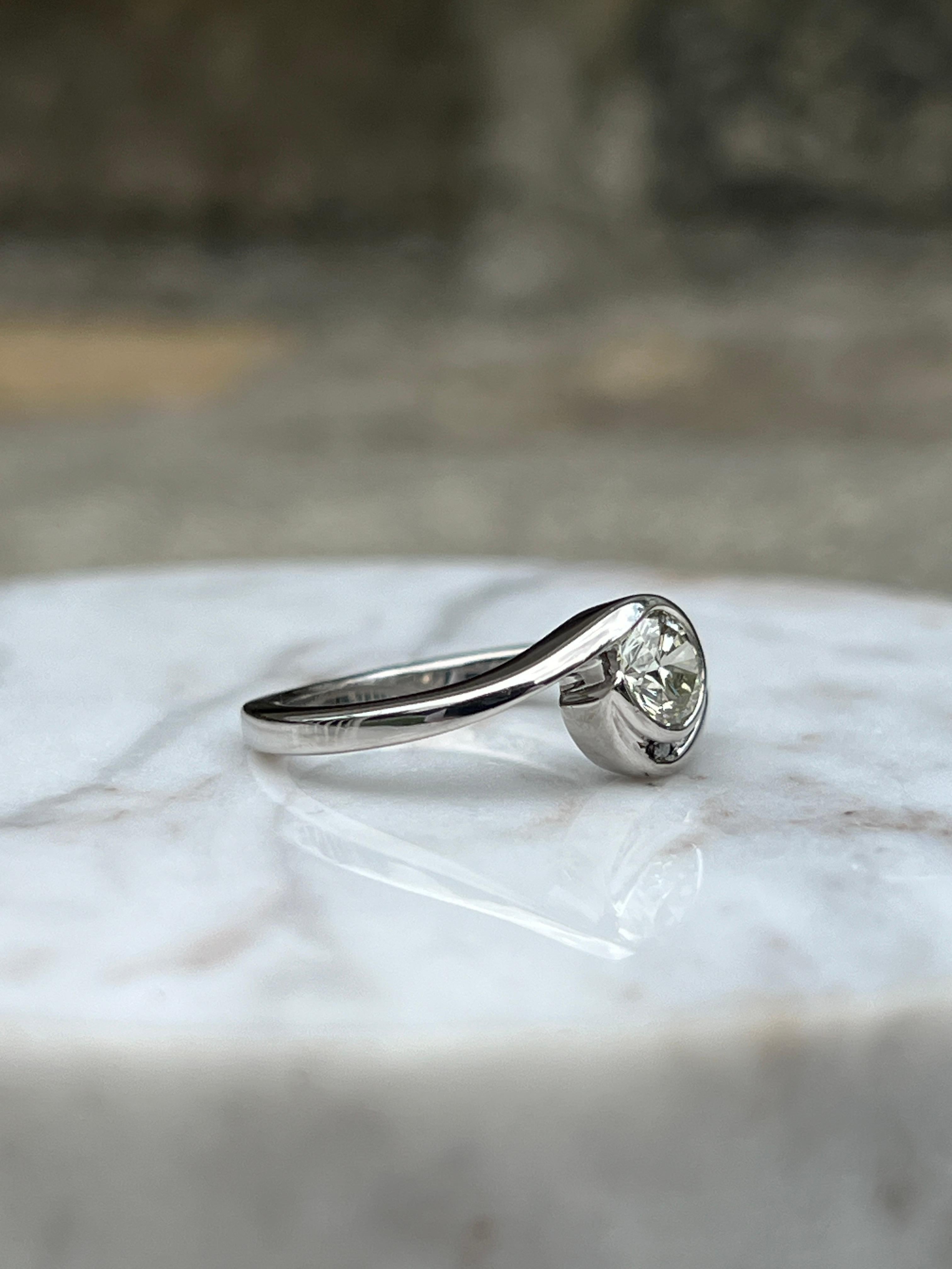 Taille ronde Mark Schneider Bague de fiançailles à contournement libre en palladium avec diamant rond 0,78 TCW en vente