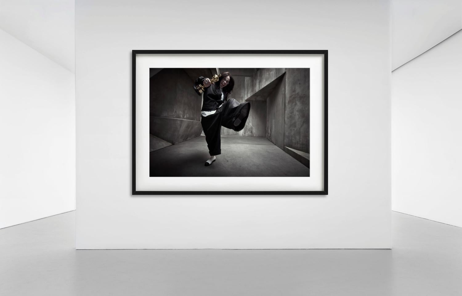 Billie Eilish mit ihrem Oscar, Kunstfotografie, 2024 im Angebot 5