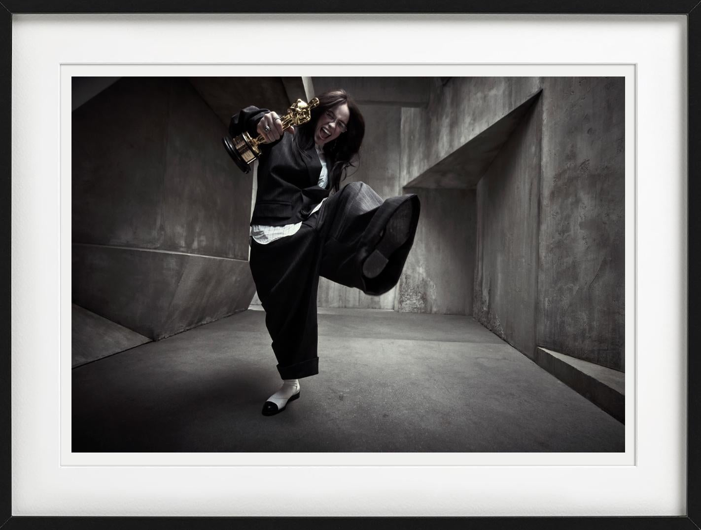 Billie Eilish mit ihrem Oscar, Kunstfotografie, 2024 – Photograph von Mark Seliger