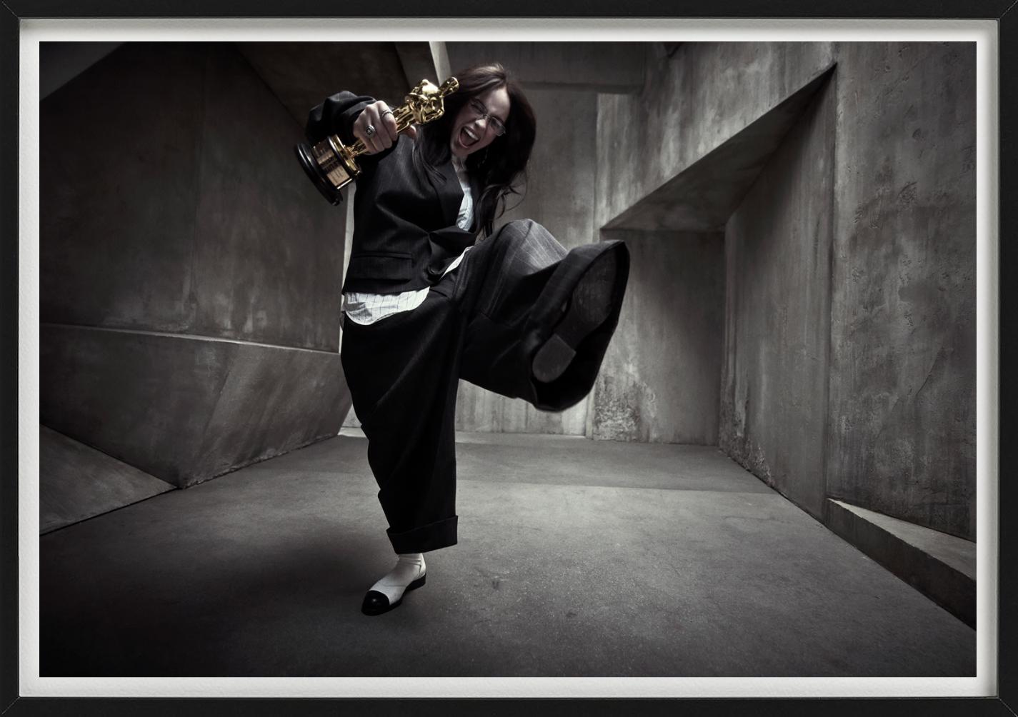 Billie Eilish mit ihrem Oscar, Kunstfotografie, 2024 (Schwarz), Black and White Photograph, von Mark Seliger