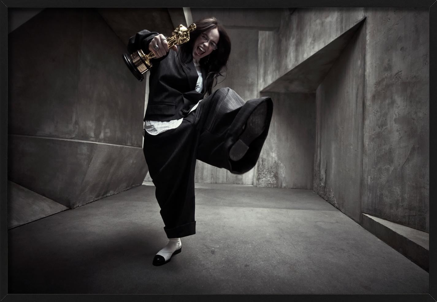 Billie Eilish mit ihrem Oscar, fotografiert von Mark Seliger, 2024. 

Alle Drucke sind in limitierter Auflage erhältlich. Erhältlich in mehreren Größen. Hochwertige Einrahmung auf Anfrage.

Alle Drucke werden von der Künstlerin selbst erstellt. Die
