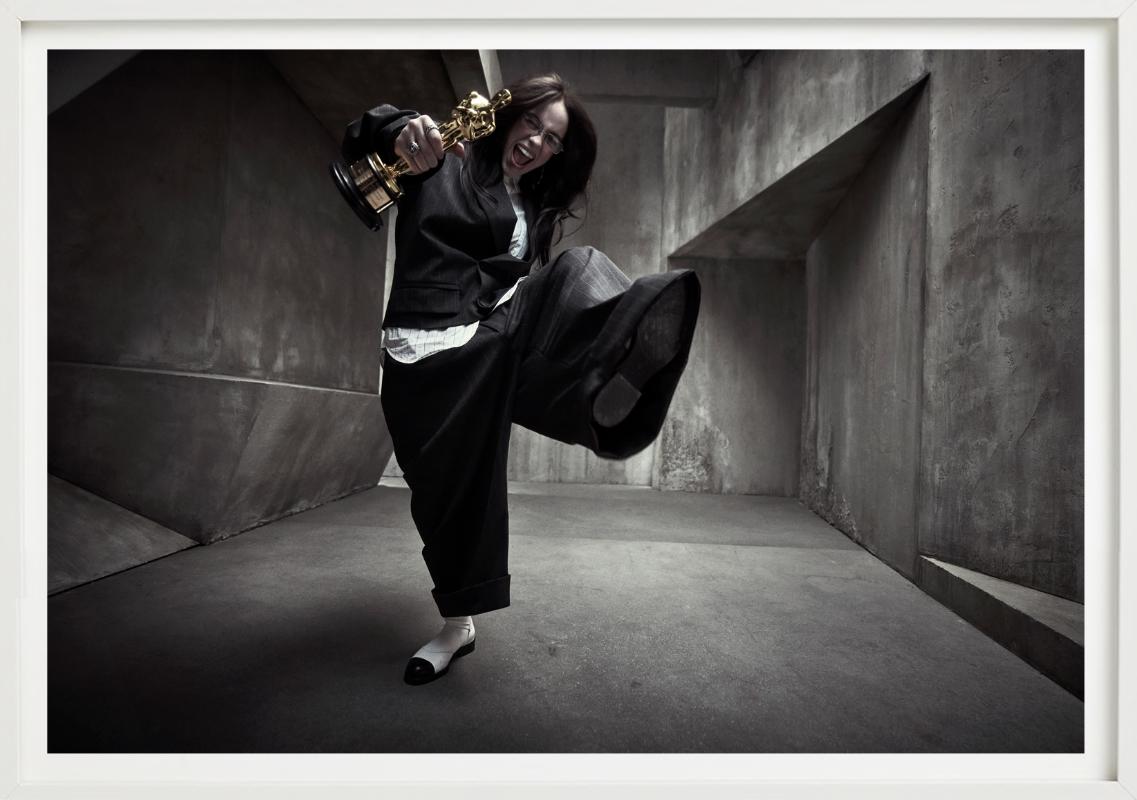 Billie Eilish mit ihrem Oscar, Kunstfotografie, 2024 im Angebot 1