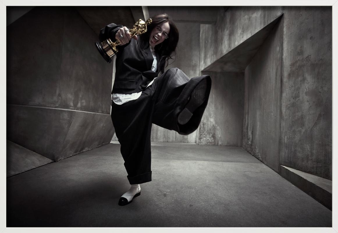 Billie Eilish mit ihrem Oscar, Kunstfotografie, 2024 im Angebot 2