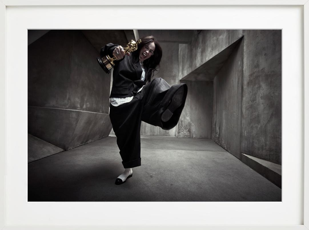 Billie Eilish mit ihrem Oscar, Kunstfotografie, 2024 im Angebot 3