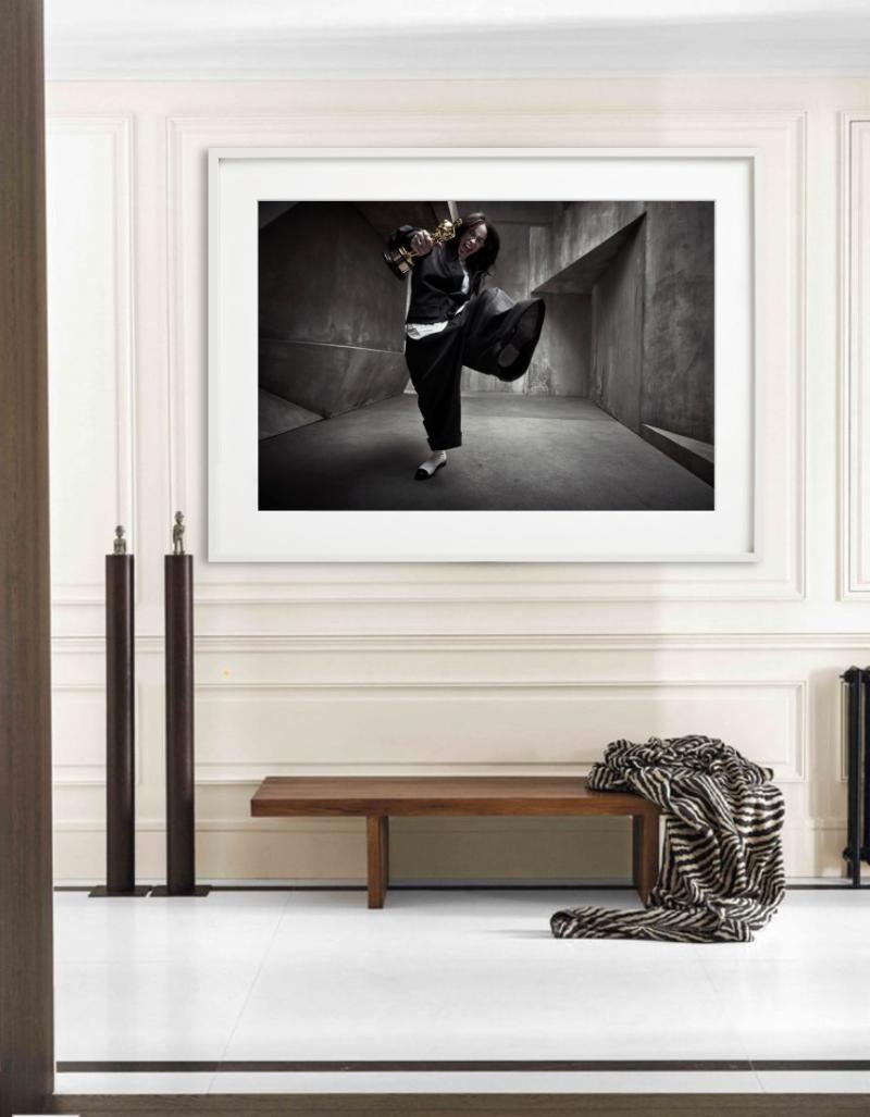 Billie Eilish mit ihrem Oscar, Kunstfotografie, 2024 im Angebot 4