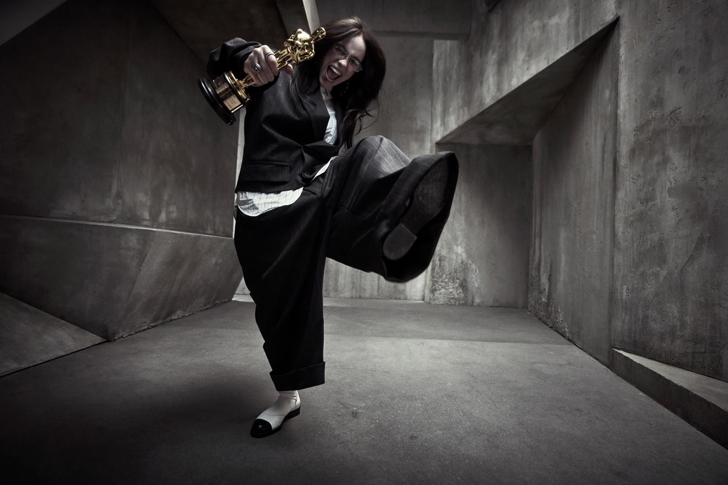 Mark Seliger Black and White Photograph – Billie Eilish mit ihrem Oscar, Kunstfotografie, 2024