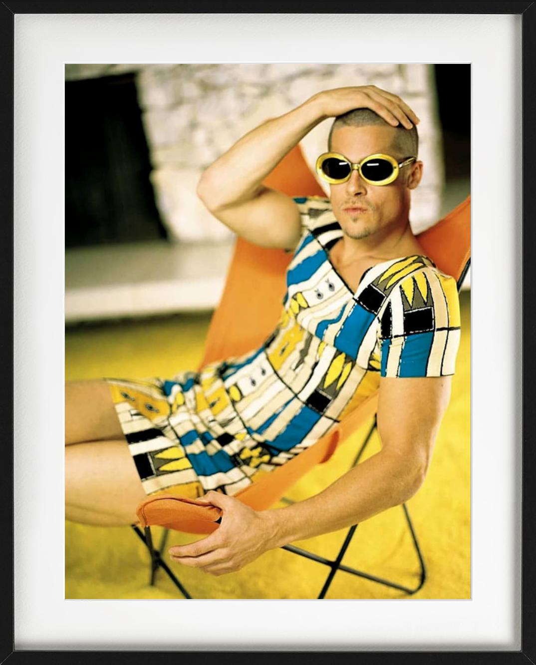 Brad Pitt für Rolling Stone, Kunstfotografie, 1999 (Orange), Portrait Photograph, von Mark Seliger