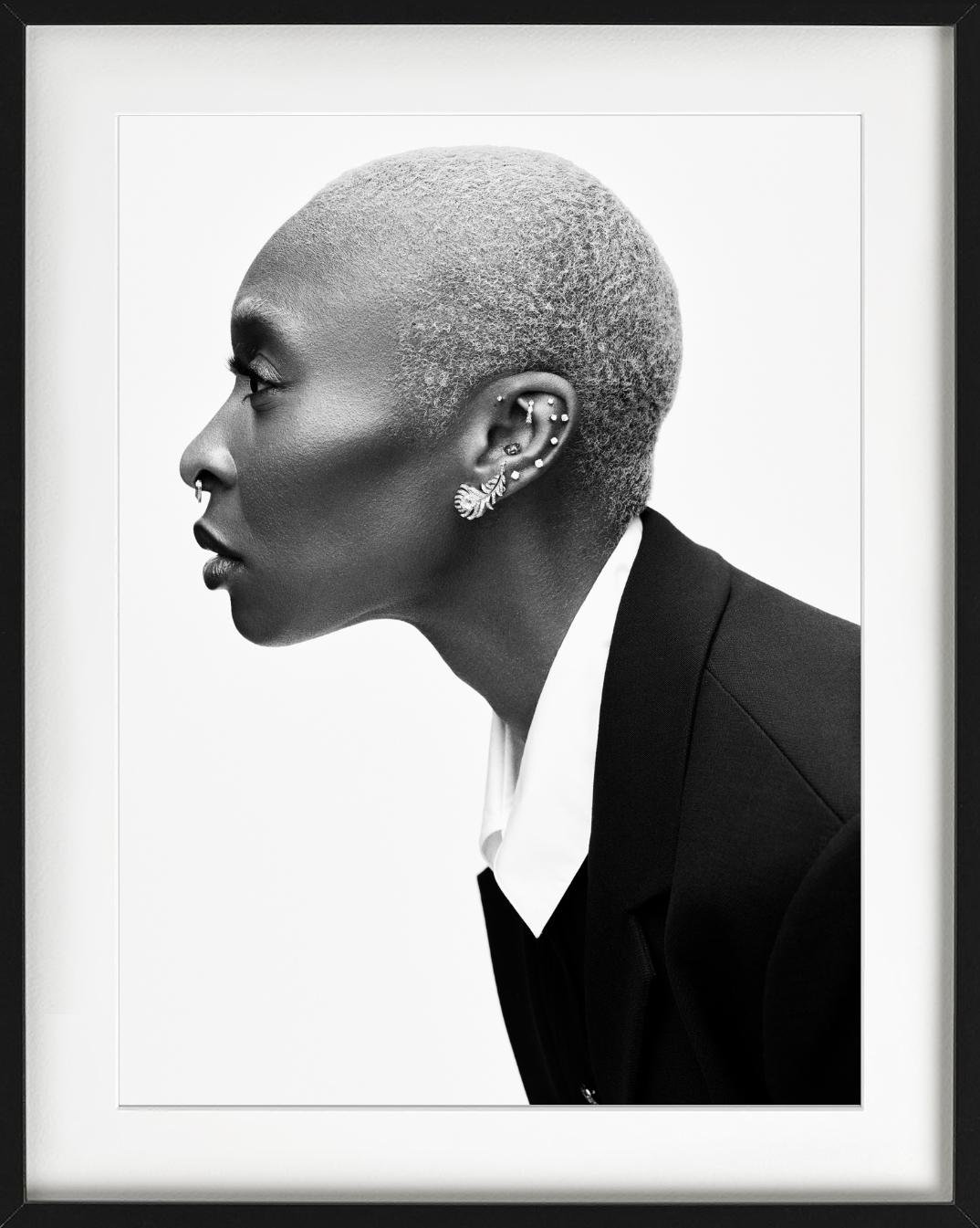 Cynthia Erivo, Porträt in Seitenprofil, Kunstfotografie, 2021 (Grau), Portrait Photograph, von Mark Seliger