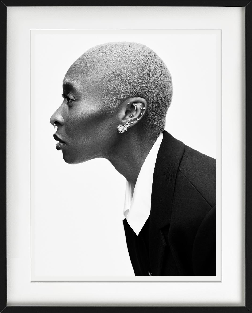 Die schöne Schauspielerin Cynthia Erivo, fotografiert in Side Profile, von Mark Seliger.

Alle Drucke sind in limitierter Auflage erhältlich. Erhältlich in mehreren Größen. Hochwertige Einrahmung auf Anfrage.

Alle Drucke werden von der Künstlerin