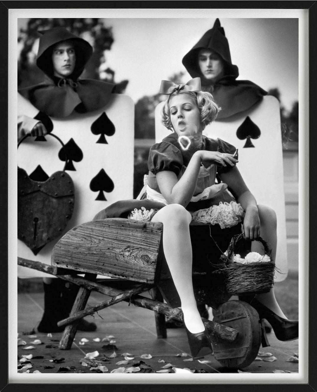 Drew as Alice, photographie d'art, 1993 - Contemporain Photograph par Mark Seliger