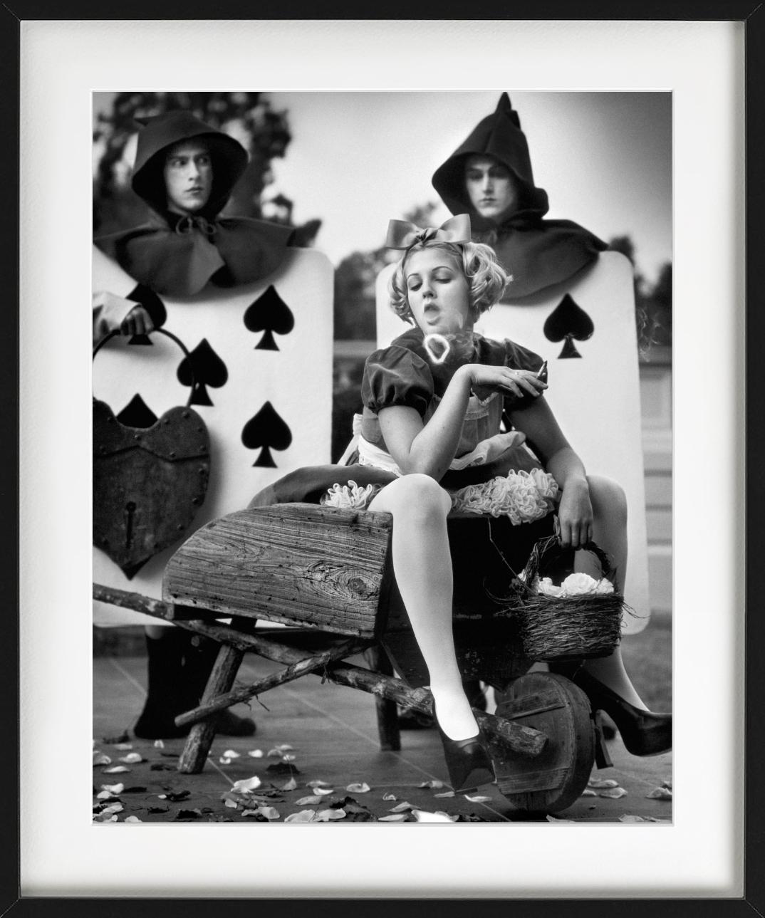 Drew as Alice, photographie d'art, 1993 - Noir Portrait Photograph par Mark Seliger