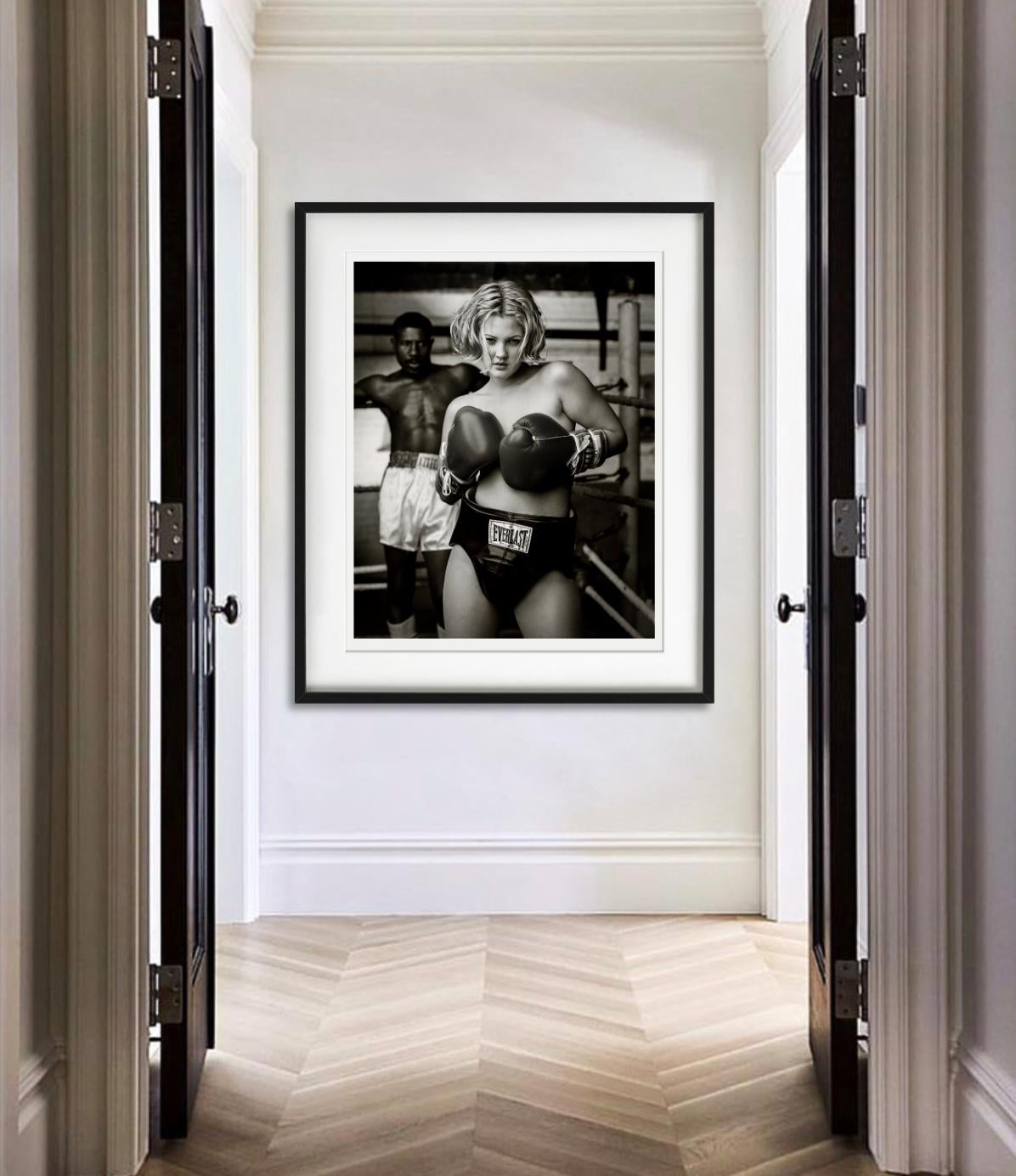 Drew Barrymore, Boxing - Schwarz-Weiß-Porträt, Kunstfotografie, 1993 im Angebot 6
