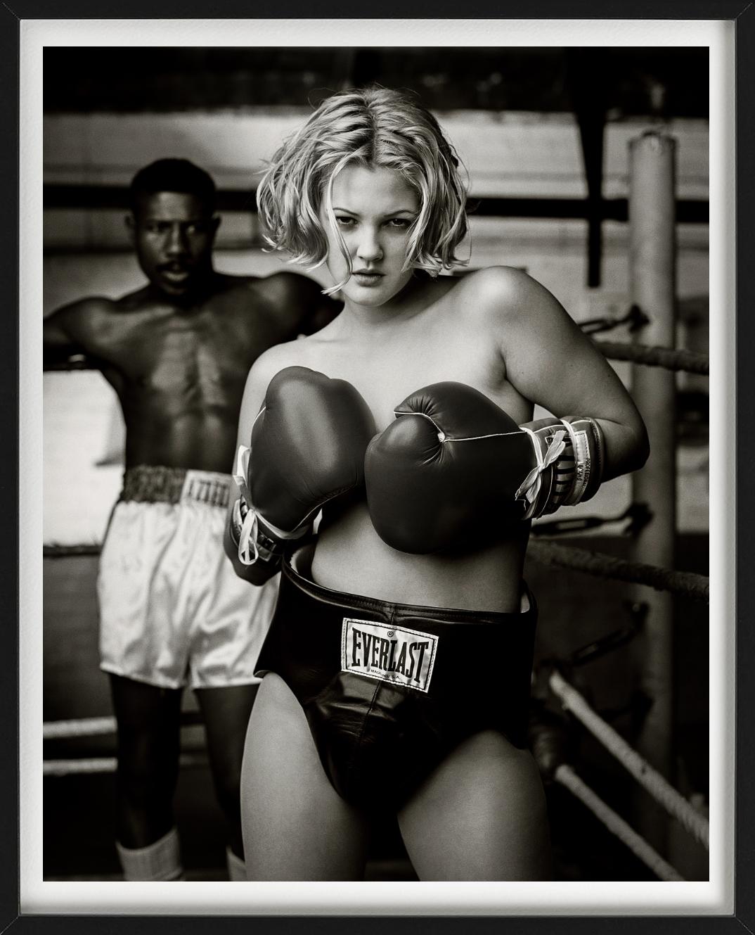 Drew Barrymore, Boxing - Schwarz-Weiß-Porträt, Kunstfotografie, 1993 – Photograph von Mark Seliger