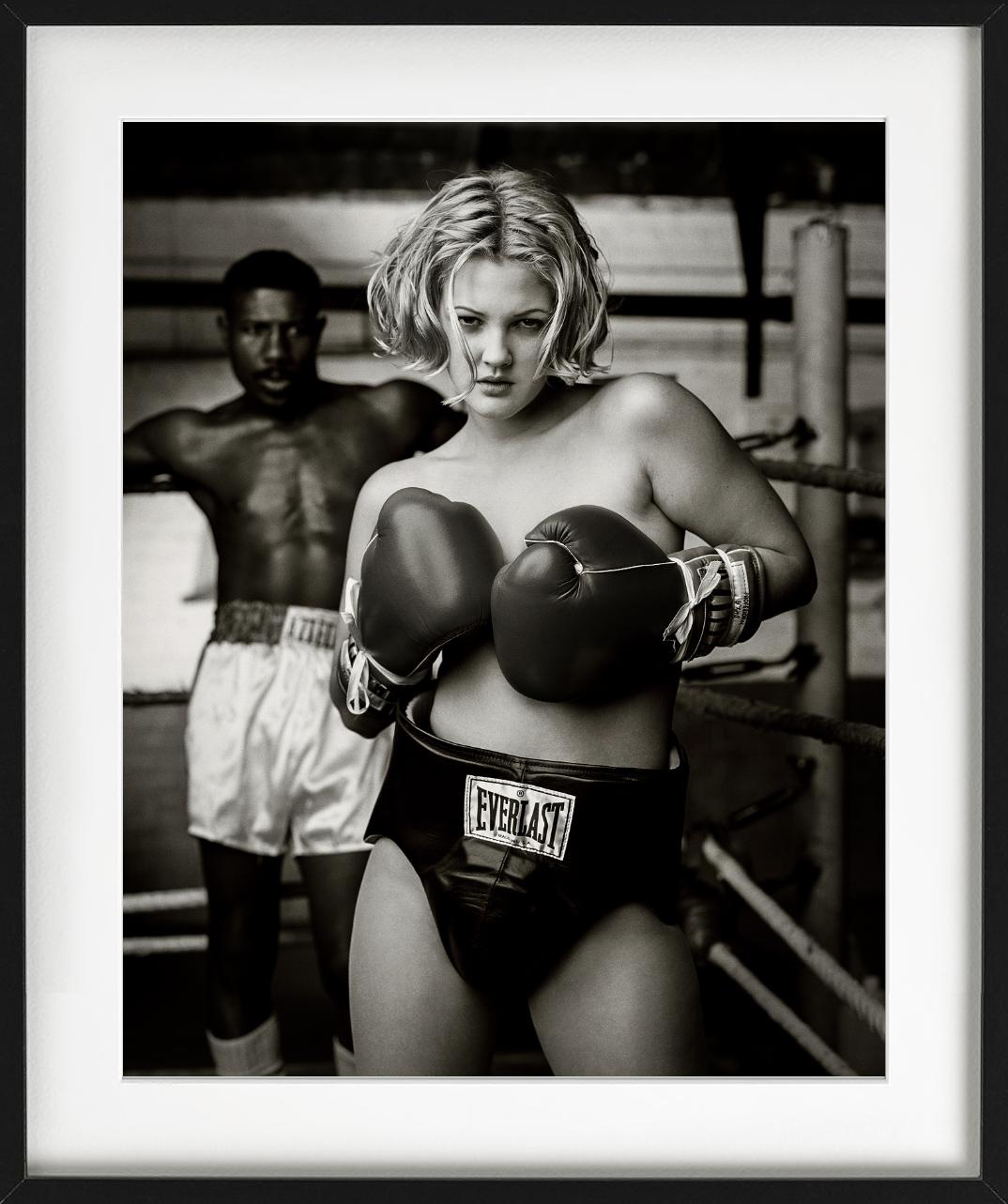 Drew Barrymore, Boxing - Schwarz-Weiß-Porträt, Kunstfotografie, 1993 (Zeitgenössisch), Photograph, von Mark Seliger