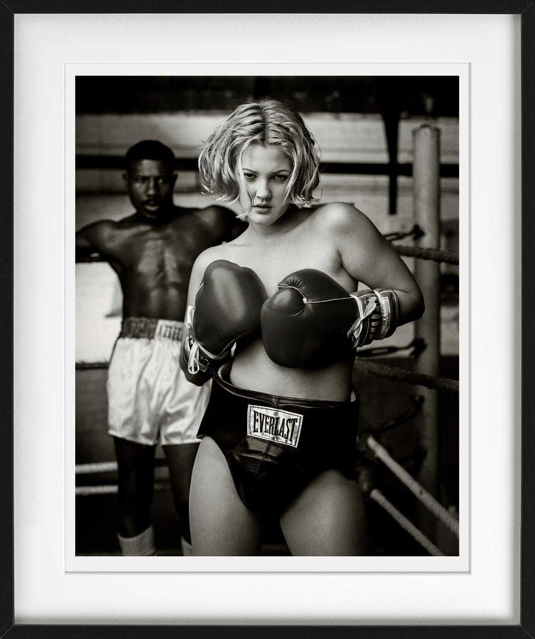 Drew Barrymore beim Boxen, Schwarz-Weiß-Porträt, fotografiert von Mark Seliger. 

Alle Drucke sind in limitierter Auflage erhältlich. Erhältlich in mehreren Größen. Hochwertige Einrahmung auf Anfrage.

Alle Drucke werden von der Künstlerin oder dem