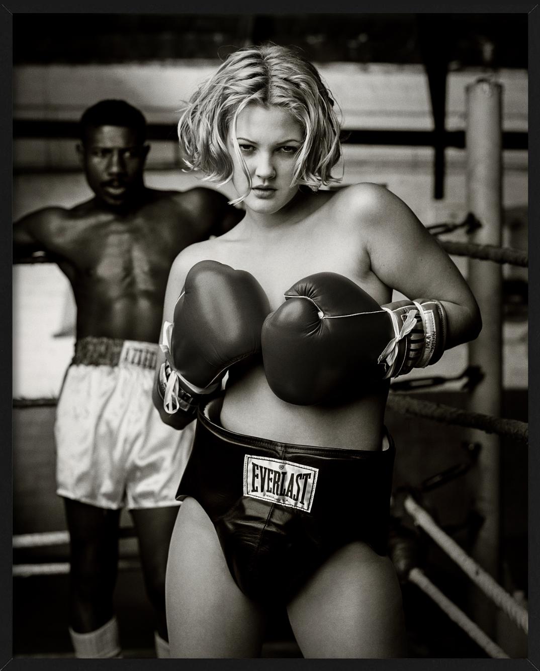 Drew Barrymore, Boxing - Schwarz-Weiß-Porträt, Kunstfotografie, 1993 im Angebot 1