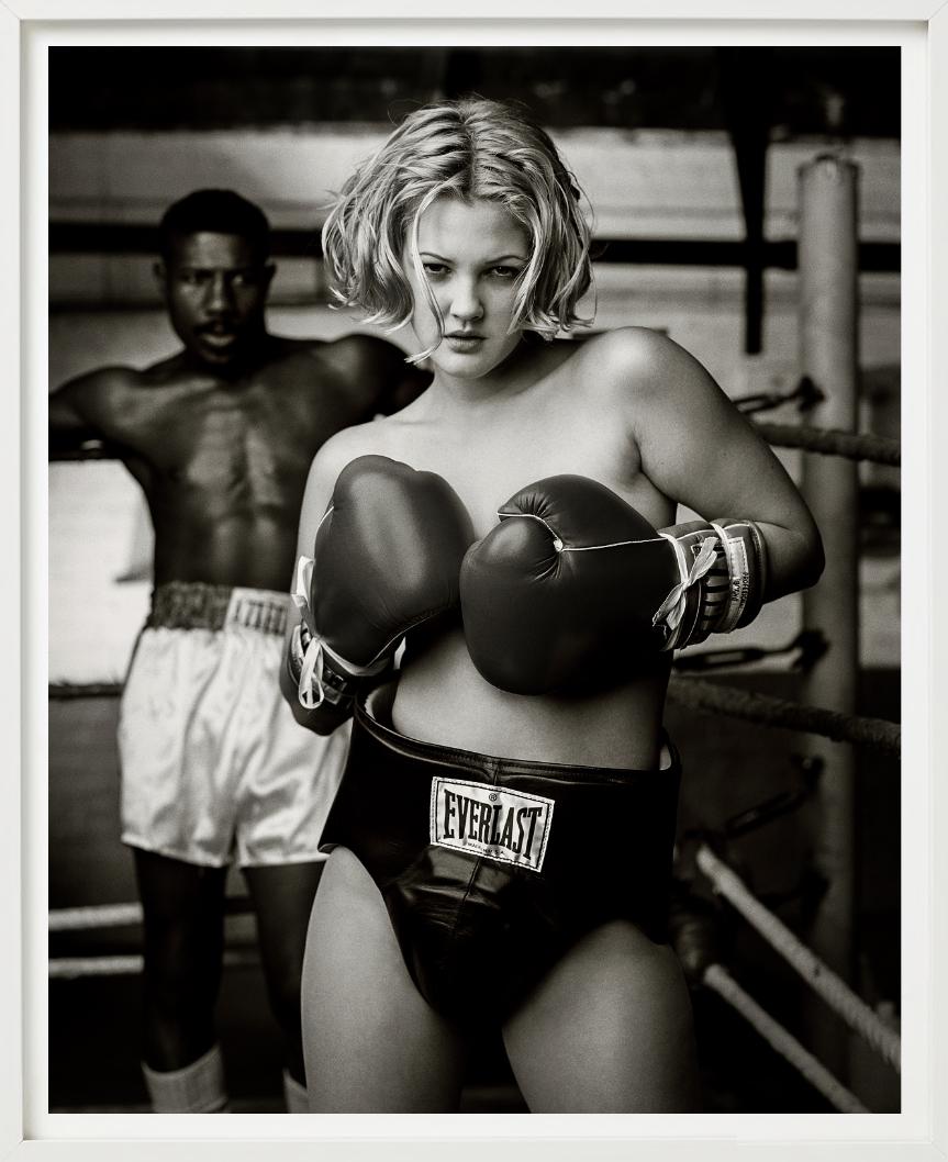 Drew Barrymore, Boxing - Schwarz-Weiß-Porträt, Kunstfotografie, 1993 im Angebot 2