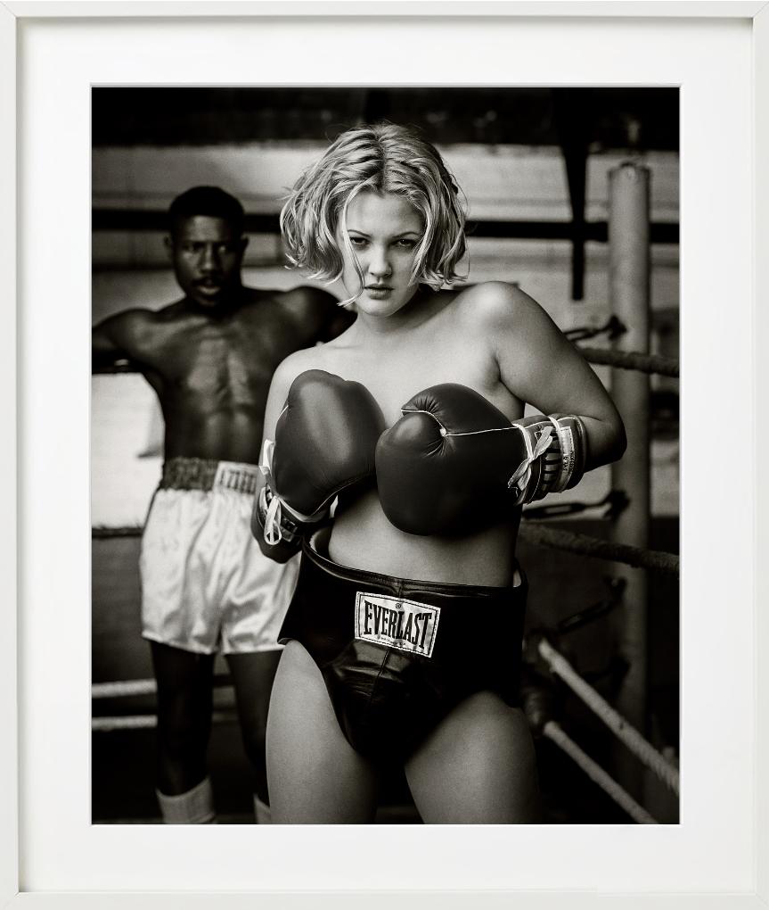 Drew Barrymore, Boxing - Schwarz-Weiß-Porträt, Kunstfotografie, 1993 im Angebot 3