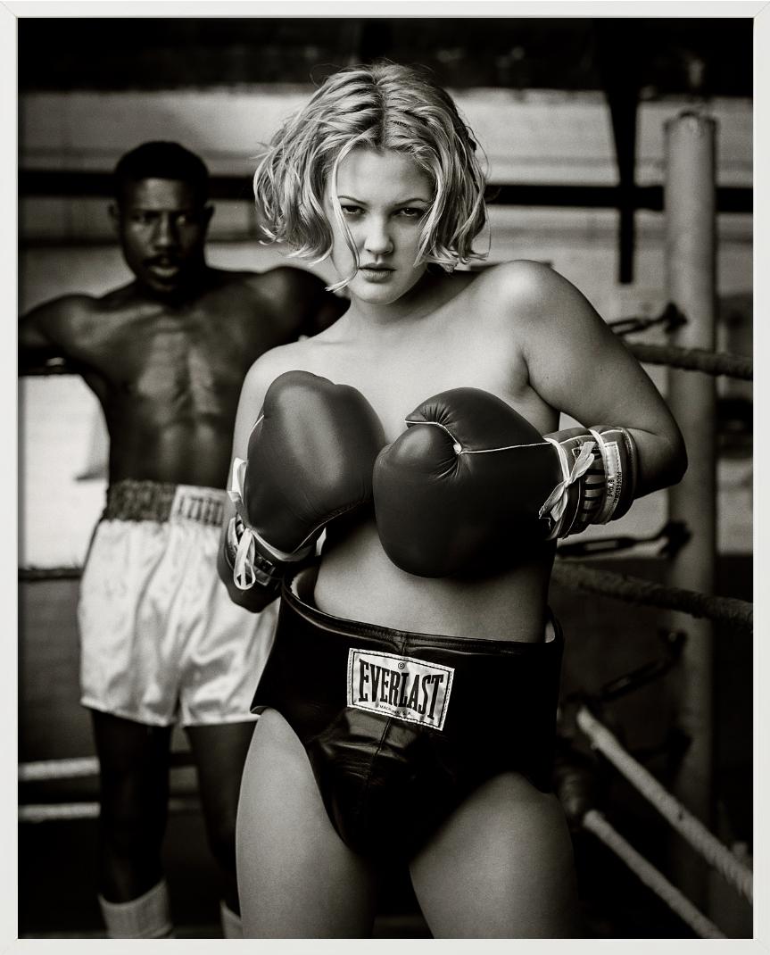 Drew Barrymore, Boxing - Schwarz-Weiß-Porträt, Kunstfotografie, 1993 im Angebot 4