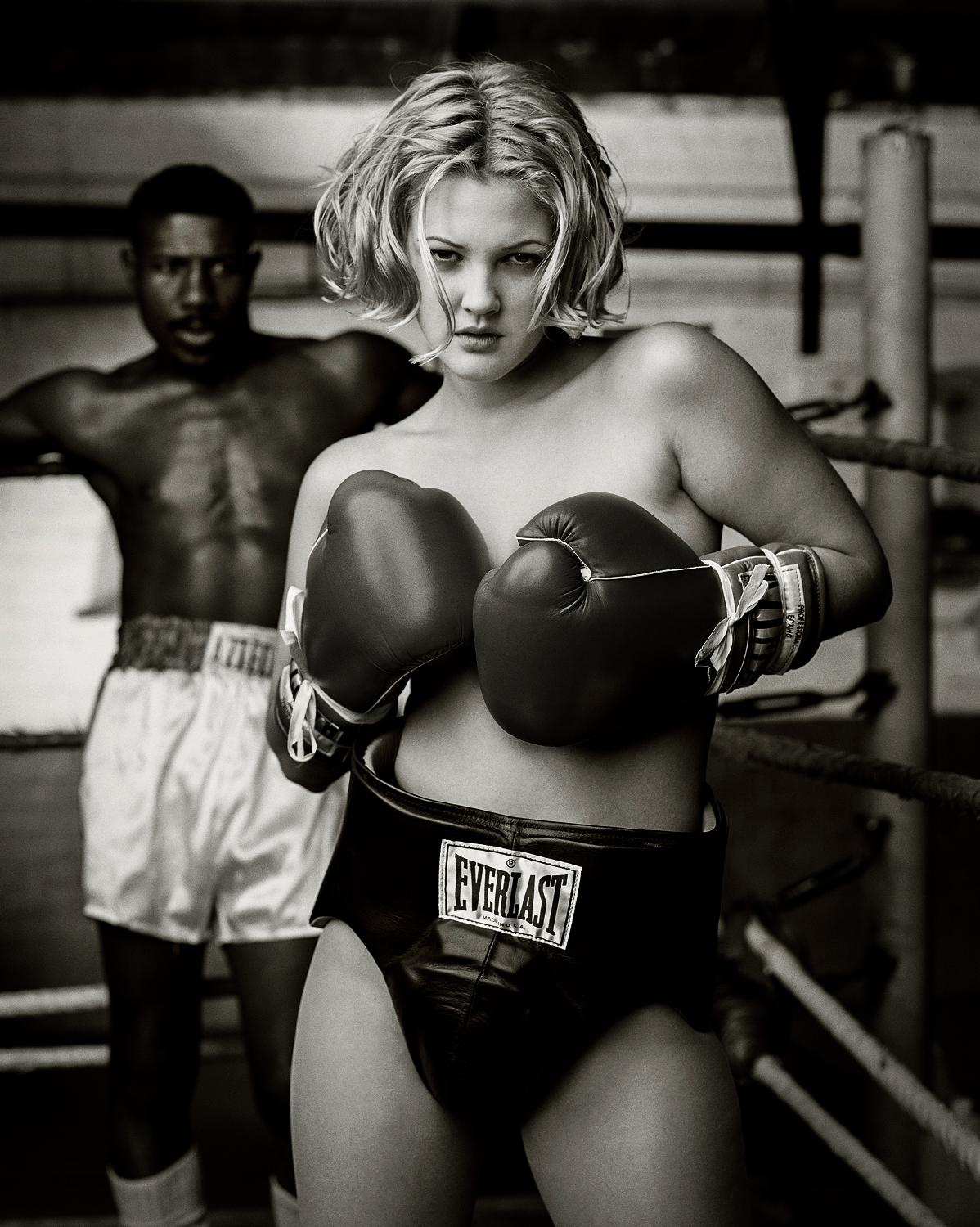 Mark Seliger Portrait Photograph – Drew Barrymore, Boxing - Schwarz-Weiß-Porträt, Kunstfotografie, 1993