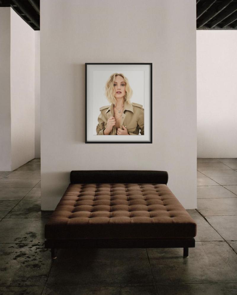Jennifer Lawrence, Farbporträt in Trenchcoat, Kunstfotografie 2021 im Angebot 5