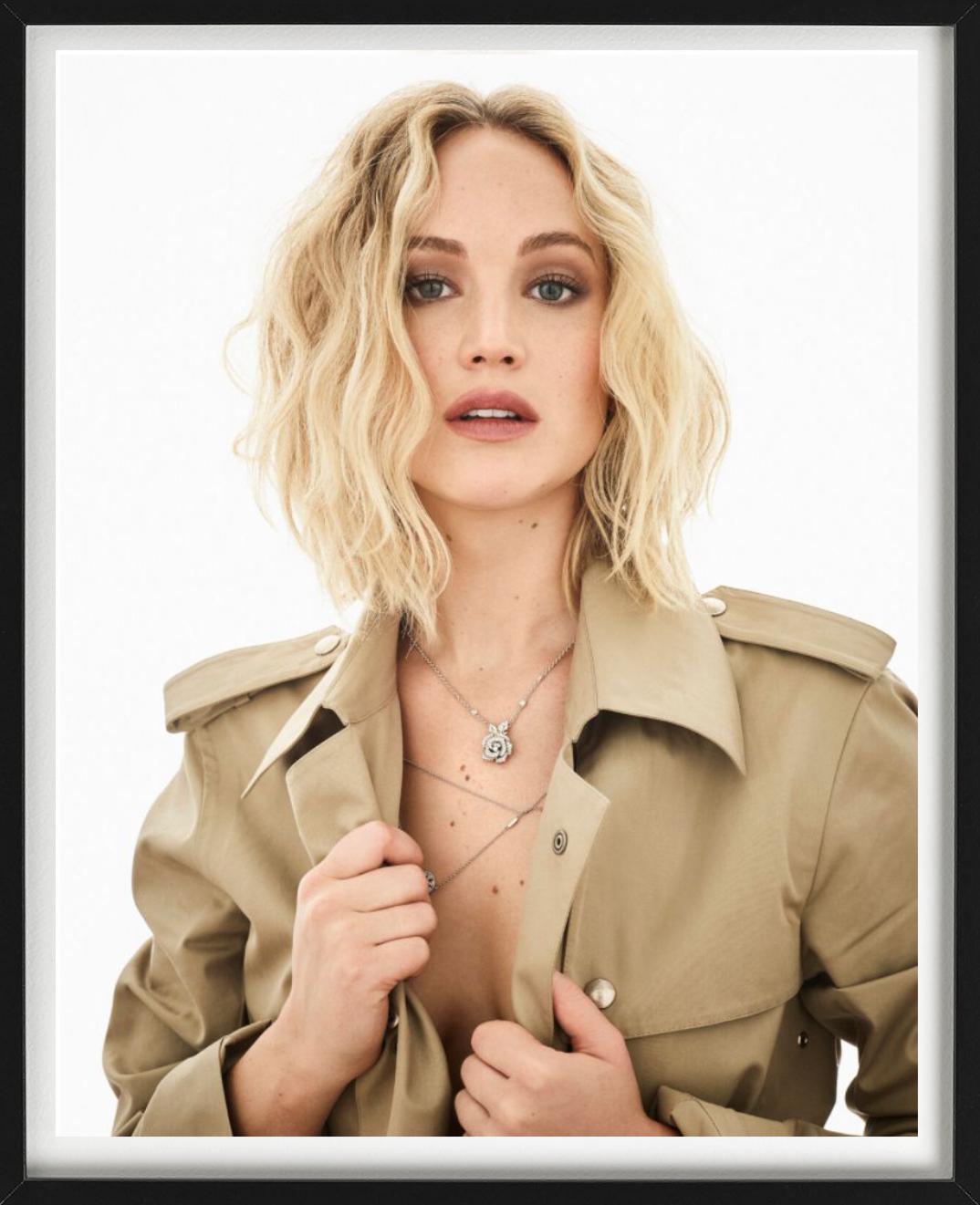 Jennifer Lawrence, Farbporträt in Trenchcoat, Kunstfotografie 2021 – Photograph von Mark Seliger