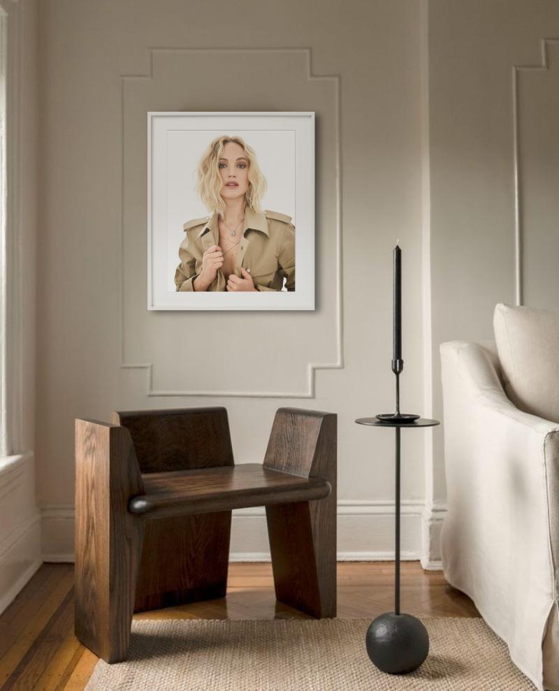 Jennifer Lawrence, Farbporträt in Trenchcoat, Kunstfotografie 2021 (Zeitgenössisch), Photograph, von Mark Seliger