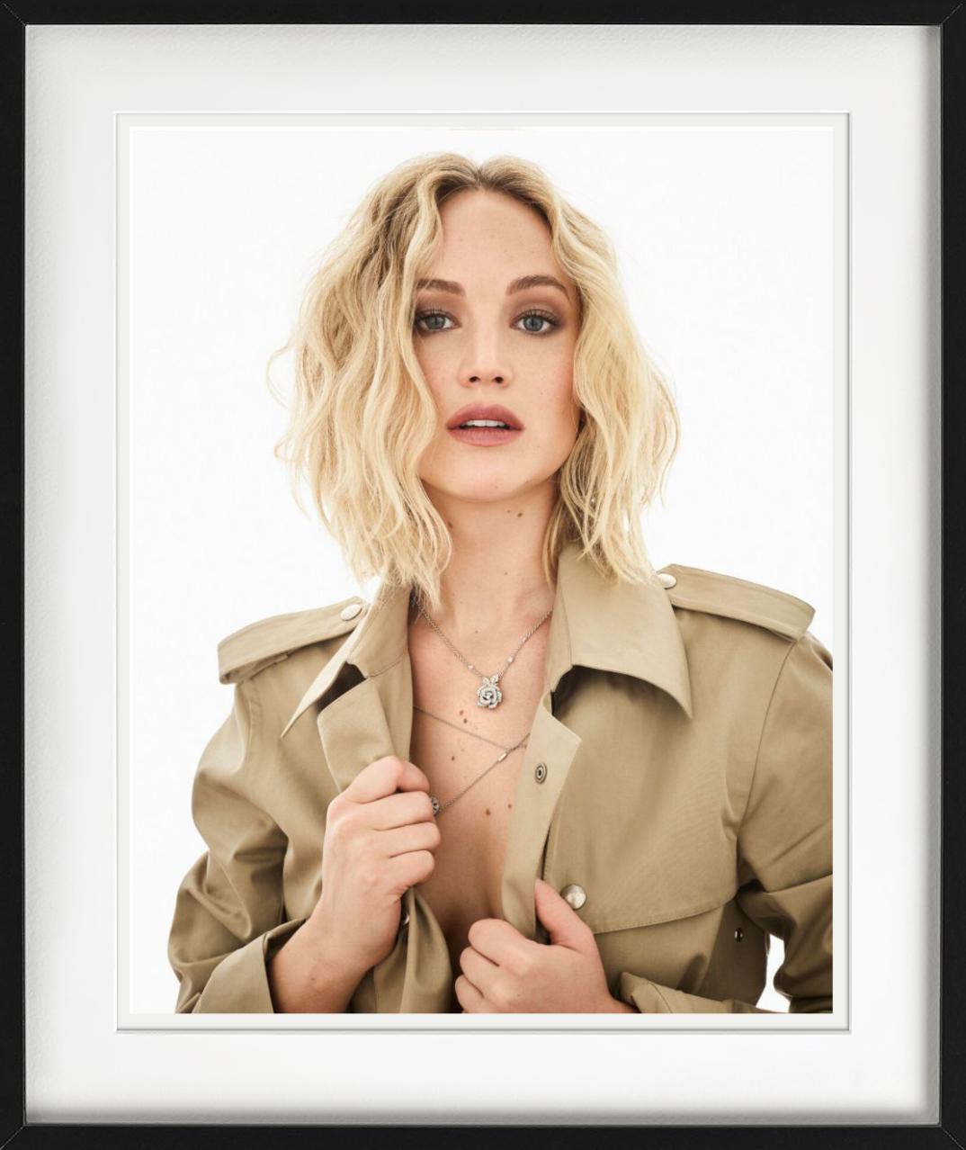 Jennifer Lawrence, Farbporträt in Trenchcoat, Kunstfotografie 2021 (Beige), Portrait Photograph, von Mark Seliger