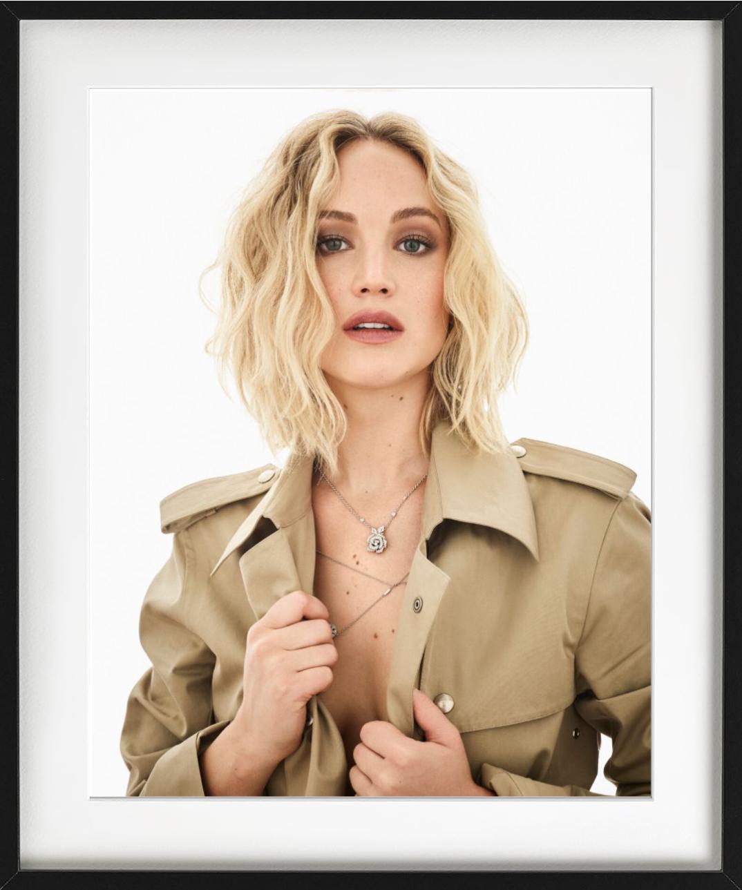Porträt von Jennifer Lawrence, fotografiert von Mark Seliger im Jahr 2021.

Alle Drucke sind in limitierter Auflage erhältlich. Erhältlich in mehreren Größen. Hochwertige Einrahmung auf Anfrage.

Alle Drucke werden von der Künstlerin selbst