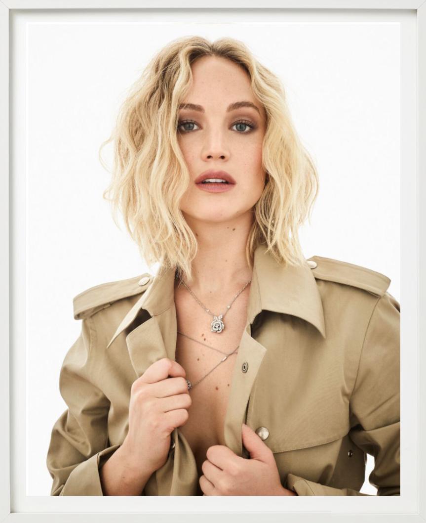 Jennifer Lawrence, Farbporträt in Trenchcoat, Kunstfotografie 2021 im Angebot 2