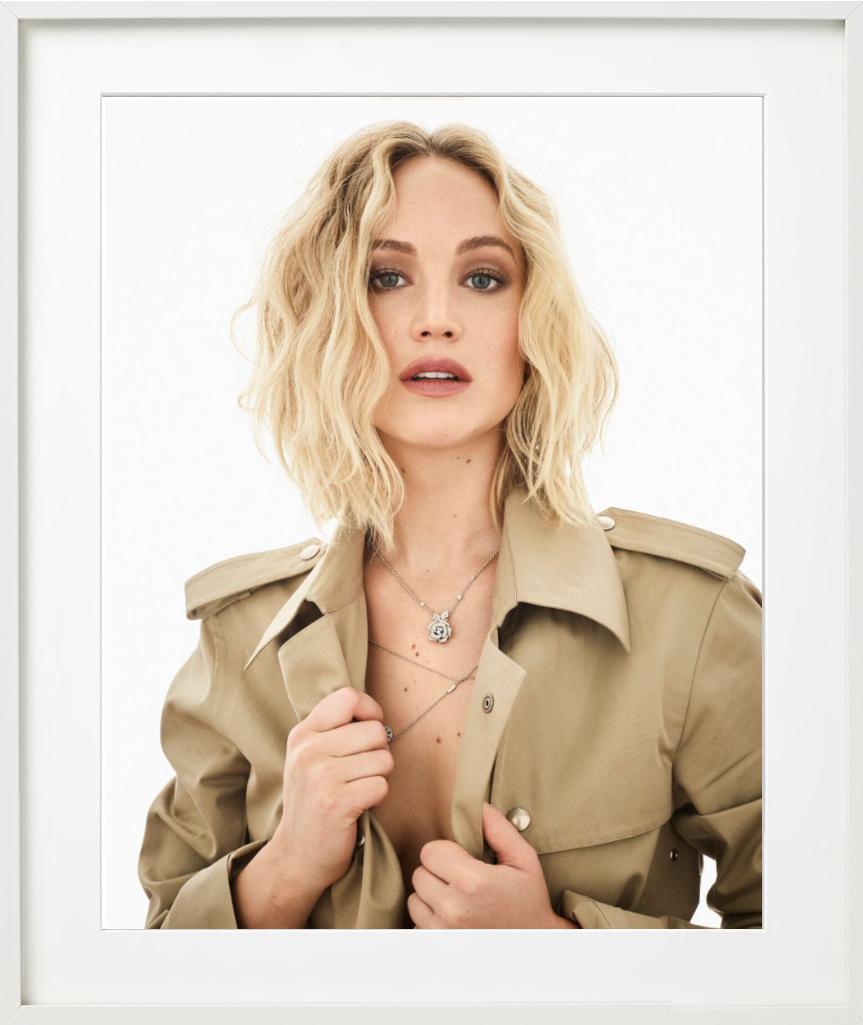 Jennifer Lawrence, Farbporträt in Trenchcoat, Kunstfotografie 2021 im Angebot 3