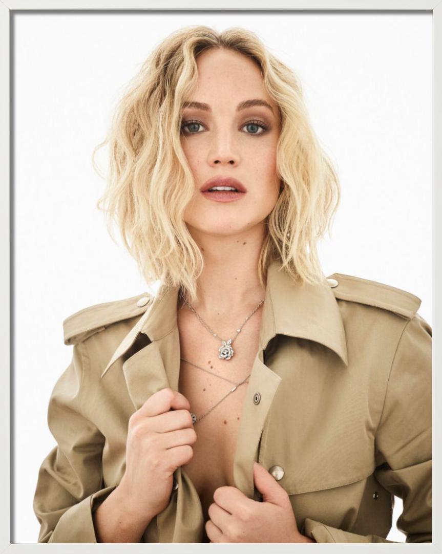 Jennifer Lawrence, Farbporträt in Trenchcoat, Kunstfotografie 2021 im Angebot 4