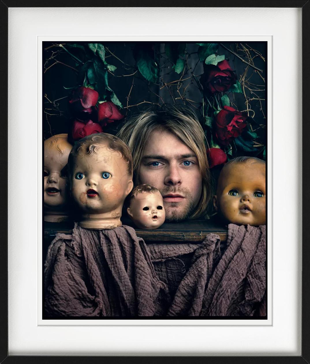 Kurt Cobain, Kalamazoo – Porträt mit Puppenköpfen, Kunstfotografie, 1993 (Schwarz), Color Photograph, von Mark Seliger