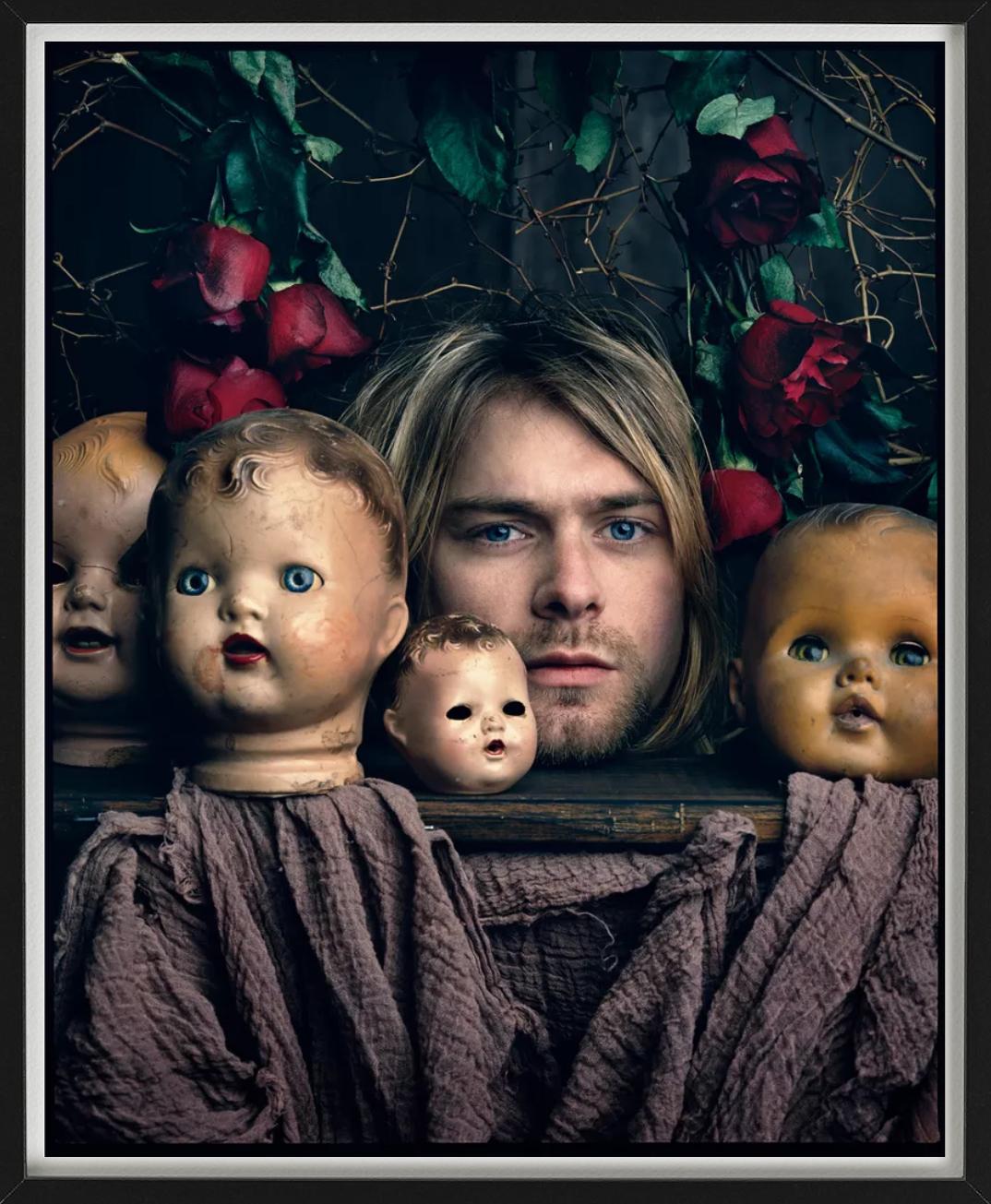 Porträt von Kurt Cobain mit Puppenköpfen und Rosen von Mark Seliger. 

Alle Drucke sind in limitierter Auflage erhältlich. Erhältlich in mehreren Größen. Hochwertige Einrahmung auf Anfrage.

Alle Drucke werden von der Künstlerin oder dem Künstler