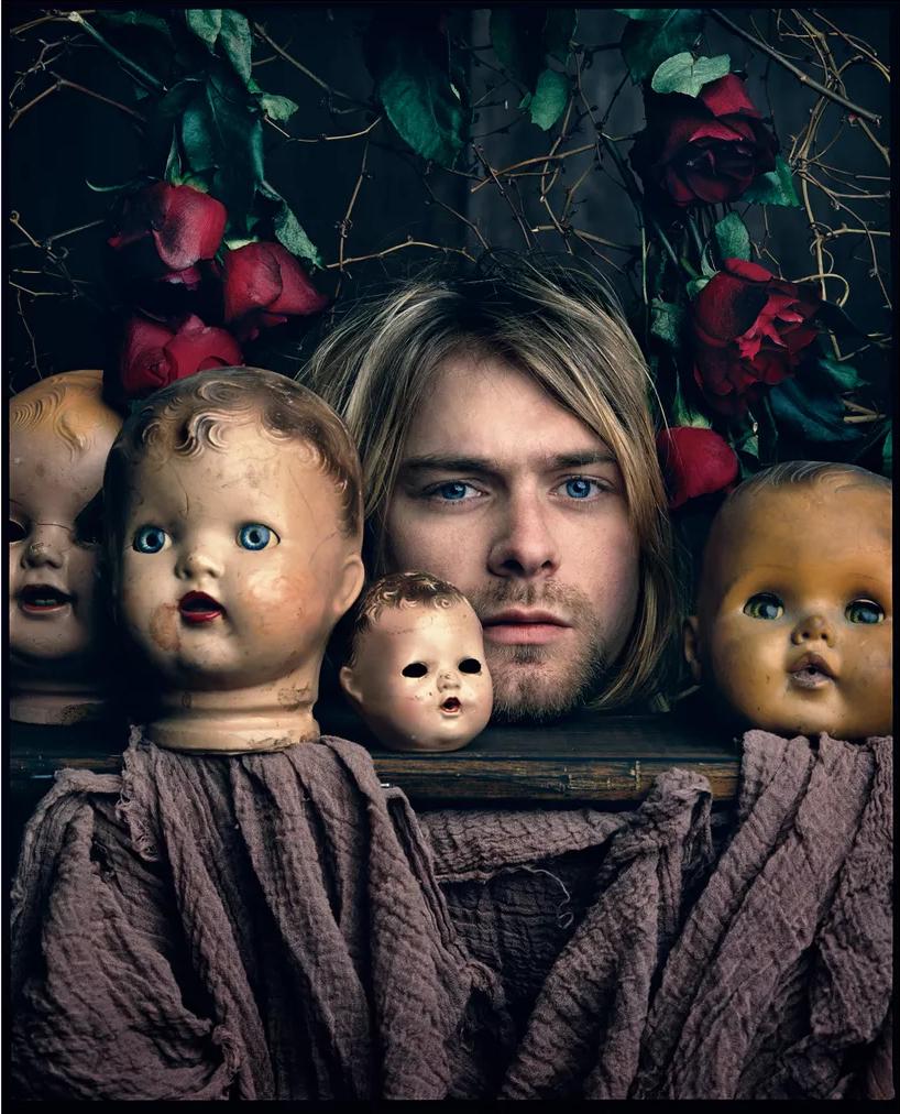 Mark Seliger Color Photograph – Kurt Cobain, Kalamazoo – Porträt mit Puppenköpfen, Kunstfotografie, 1993