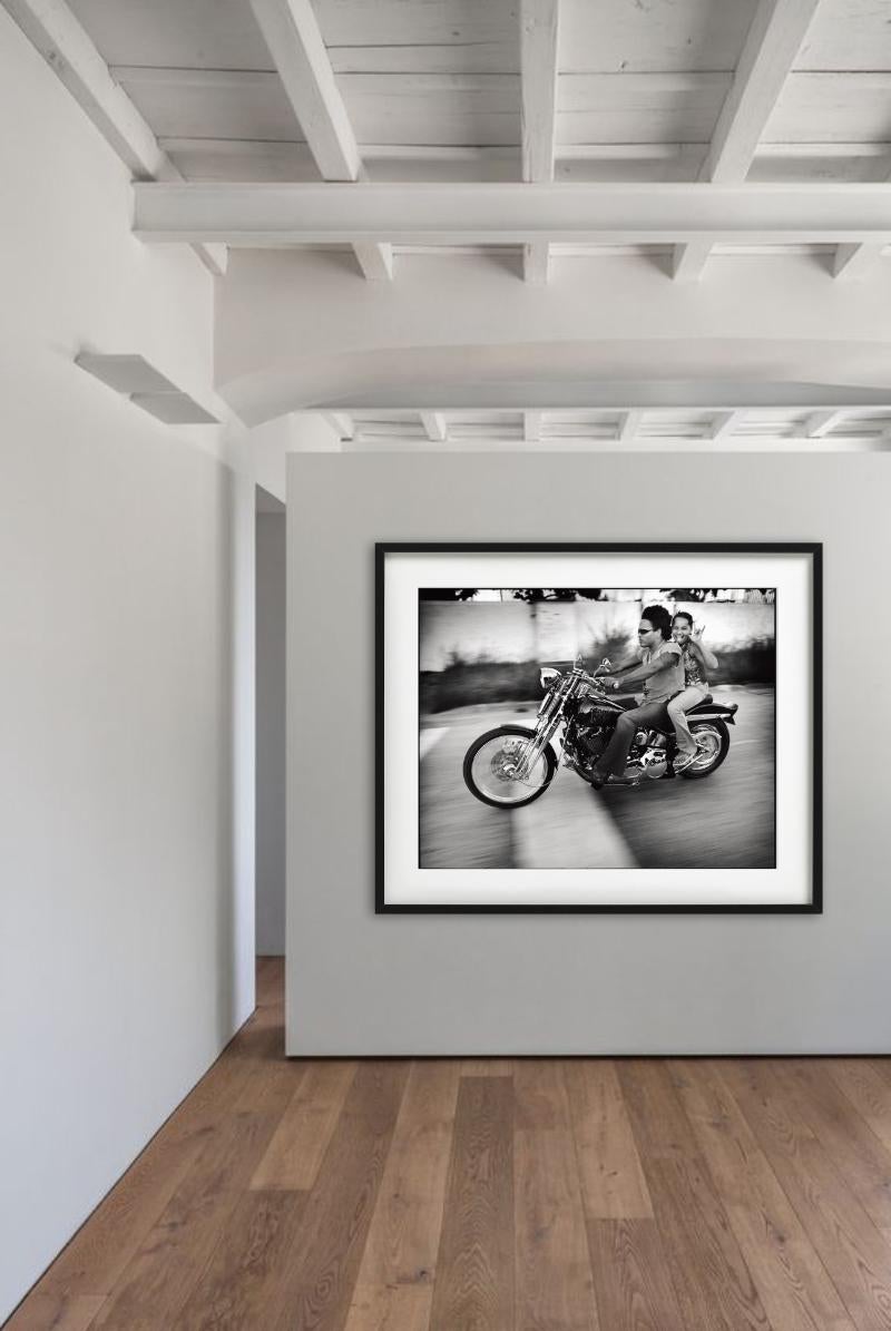 Lenny Kravitz et Zoe Kravitz - Riding A Motorbike, Diptych Fine Arts, 2008 - Contemporain Photograph par Mark Seliger