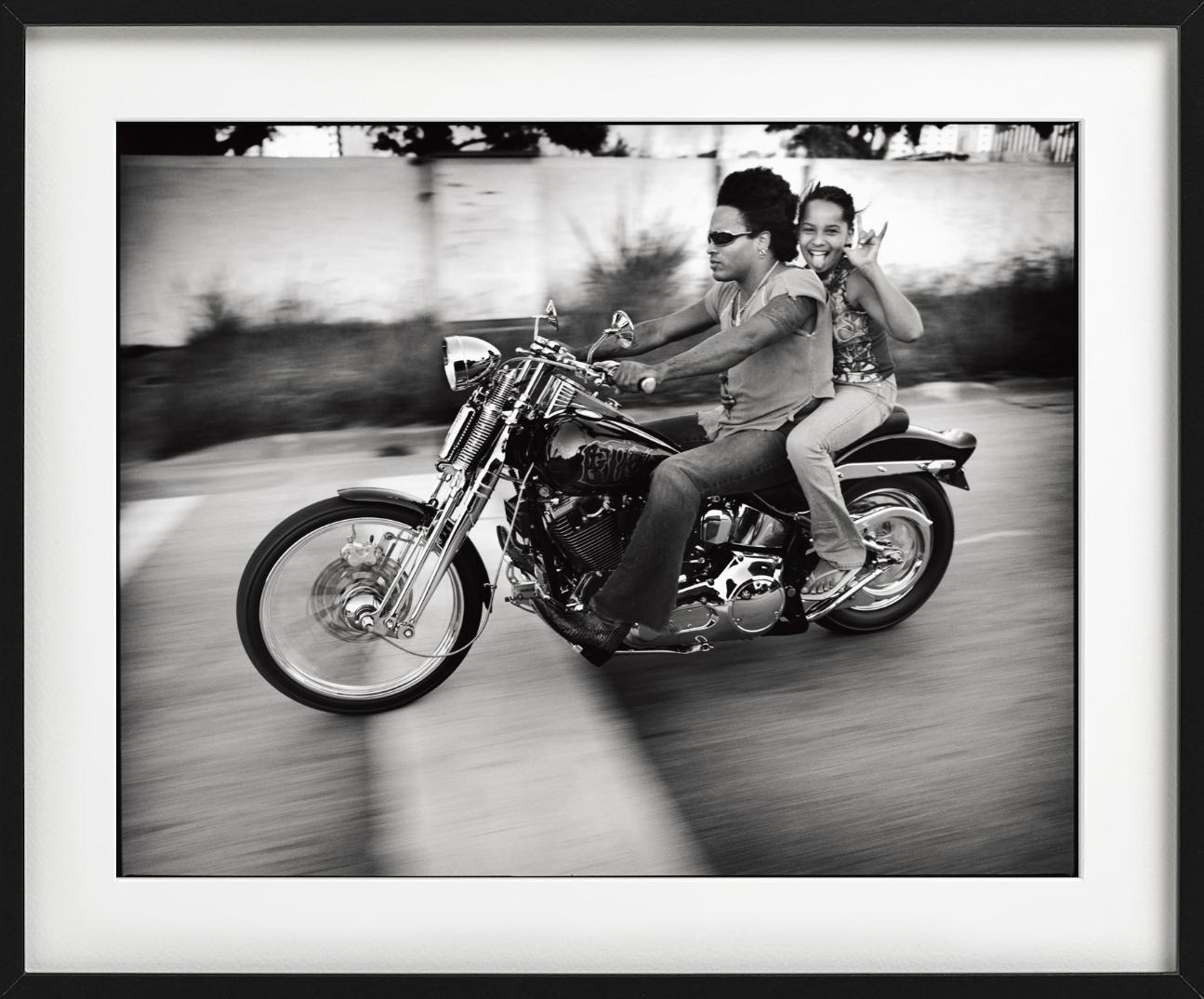 Zoe et Lenny Kravitz photographiés par Mark Selig. 

Tous les tirages sont en édition limitée. Disponible en plusieurs tailles. Encadrement haut de gamme sur demande.

Toutes les impressions sont réalisées et signées par l'artiste. Le collectionneur
