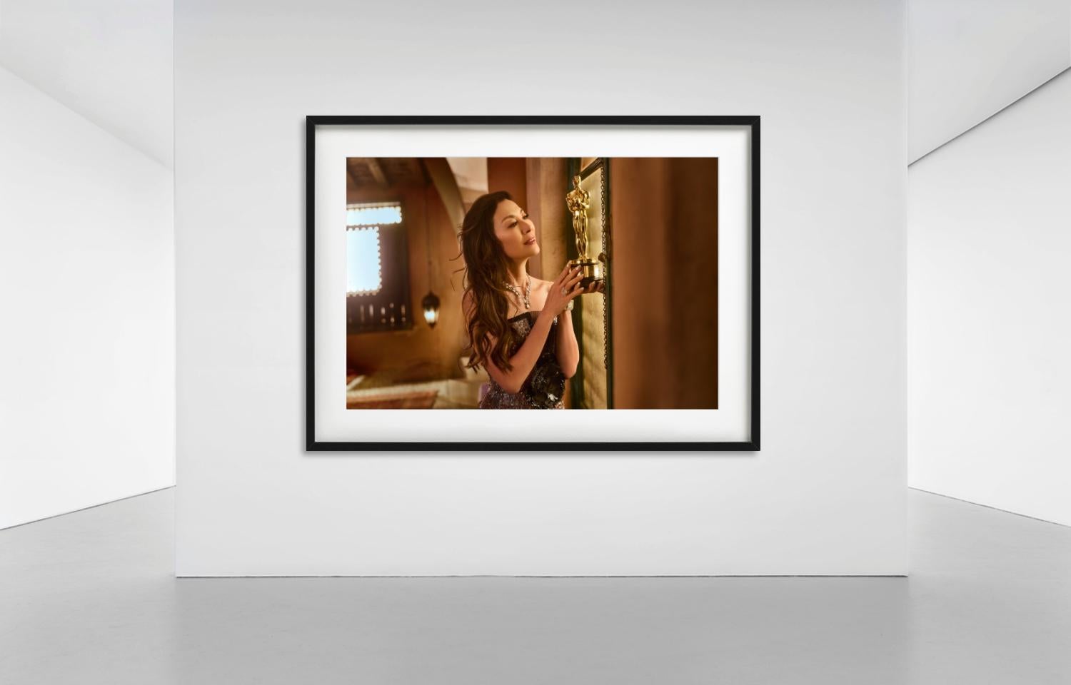 Michelle Yeoh – Oscar Michelle Yeoh – Nahaufnahme, Kunstfotografie, 2023 im Angebot 5