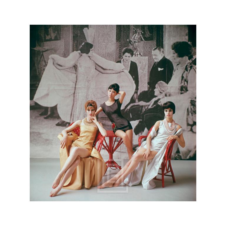 Color Photograph de Mark Shaw - Fondo años 20, Tres minivestidos sentados, 1961