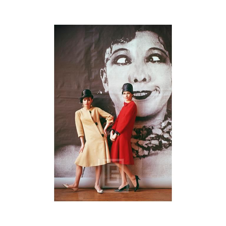 Color Photograph di Mark Shaw - Sfondo anni '20, due ragazze in giallo e rosso di Nina Ricci, 1961
