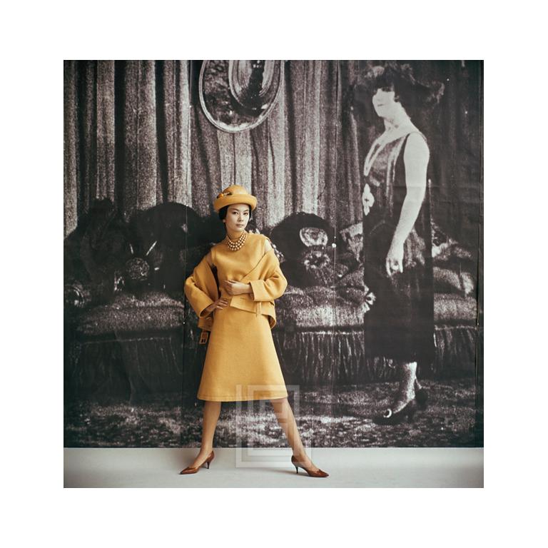 Mark Shaw Color Photograph – Hintergrund aus den 1920er Jahren, Gelbes Amere Ensemble von Dior, 1961