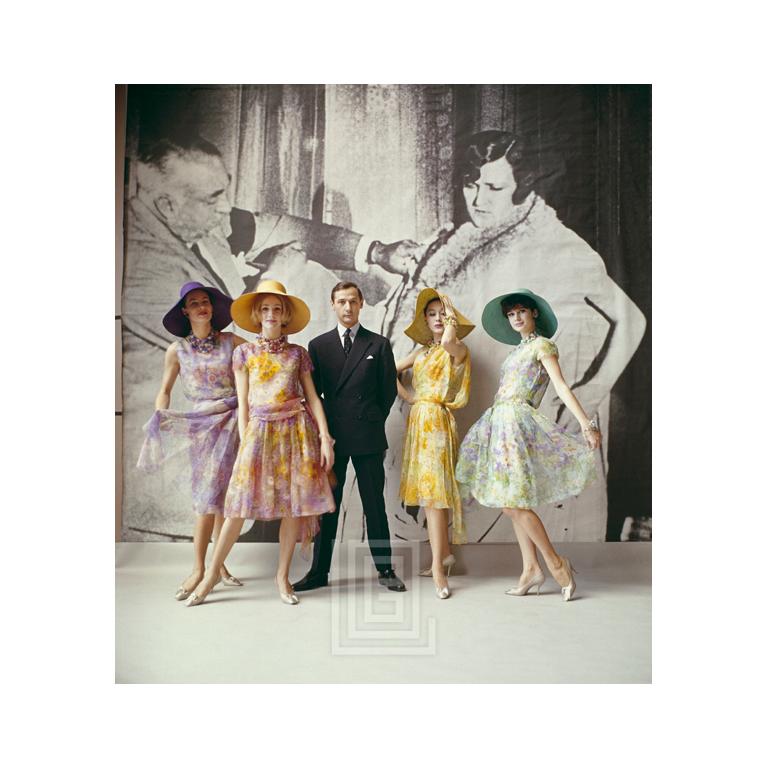 Color Photograph Mark Shaw - Peinture de fond des années 20, Mark Bohan avec des modèles dans Dior, 1961